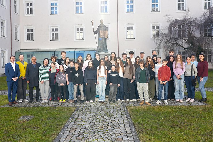 Gruppenfoto von Kindern und Jugendlichen