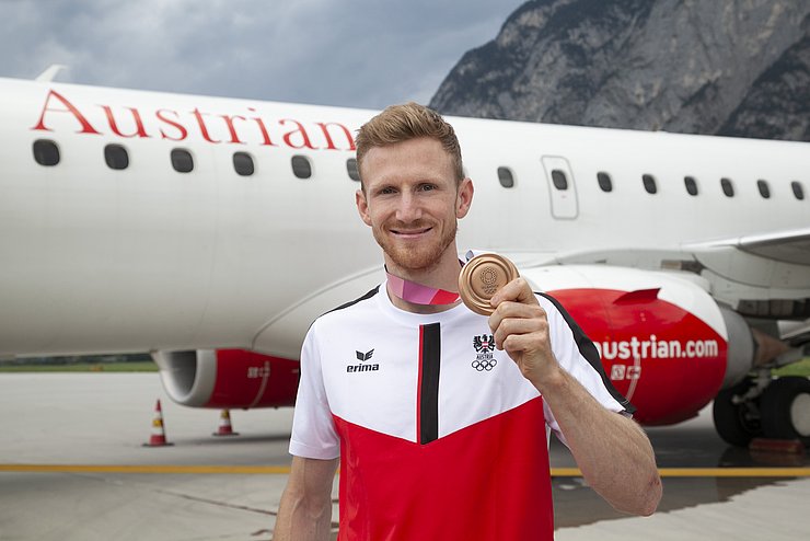 Jakob Schubert präsentiert seine Bronzemedaille