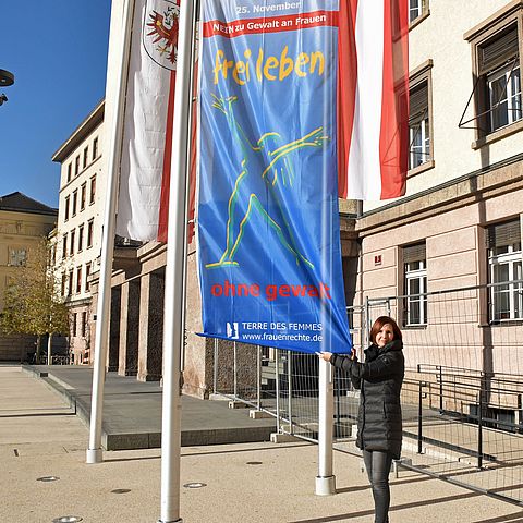Im Auftrag von Frauenlandesrätin Gabriele Fischer wurde vor dem Landhaus wieder für die nächsten 16 Tage die Fahne "Frei leben ohne Gewalt" gehisst.