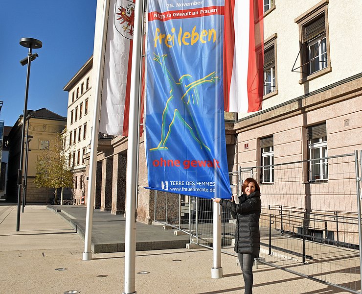 Im Auftrag von Frauenlandesrätin Gabriele Fischer wurde vor dem Landhaus wieder für die nächsten 16 Tage die Fahne "Frei leben ohne Gewalt" gehisst.