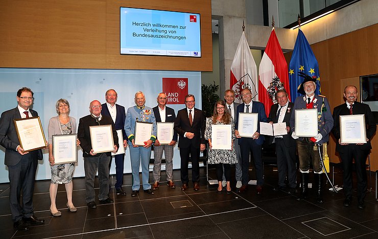 Gruppenfoto der geehrten Personen stehend