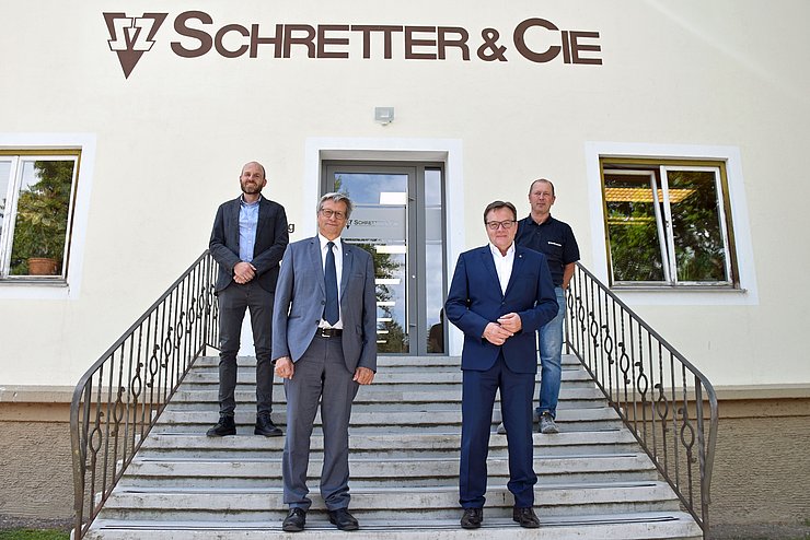 Betriebsbesichtigung: (vordere Reihe, v.li.) Geschäftsführer von Schretter & Cie Reinhard Schretter und LH Günther Platter; (hintere Reihe v.li.) Thomas Ostheimer (technische Leitung) und Ernst Herzinger (Leitung Anlagentechnik). 