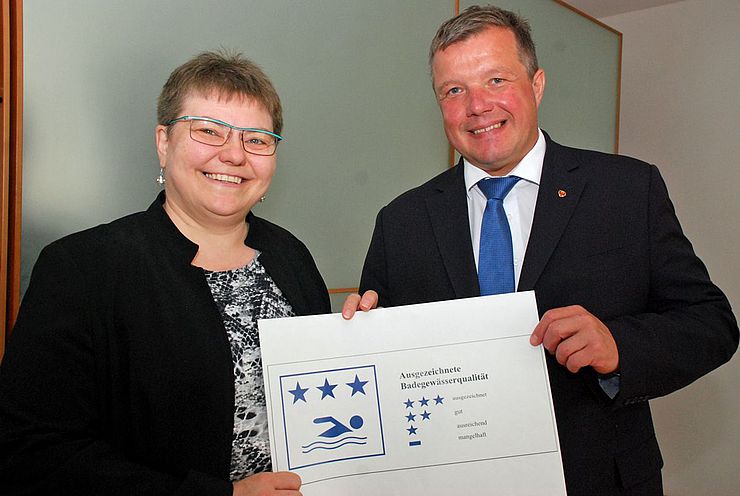 Die EU-weite Bestnote der drei Sterne gilt für alle 35 untersuchten Tiroler Badeseen: Gesundheitslandesrat Bernhard Tilg mit Ruth Friehe-Leitl vom zuständigen Gewerberecht des Landes Tirol.