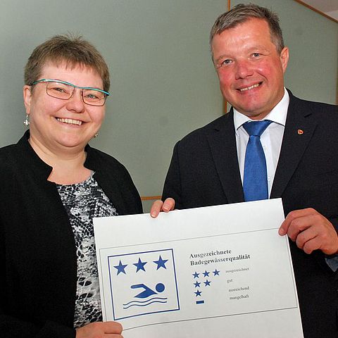 Die EU-weite Bestnote der drei Sterne gilt für alle 35 untersuchten Tiroler Badeseen: Gesundheitslandesrat Bernhard Tilg mit Ruth Friehe-Leitl vom zuständigen Gewerberecht des Landes Tirol.
