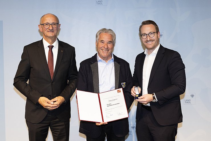 © Land Tirol/W9 Mario Webhofer v.l.n.r.: LH Anton Mattle, Johann Spieglmayr, 1.LH-Stv. Philip Wohlgemuth