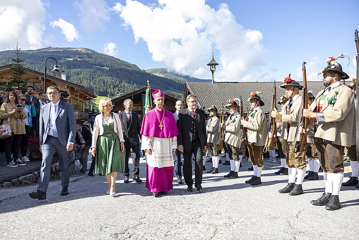 Abschreiten der Front beim Landesüblichen Empfang (v.li.). Euregio-Präsident LH Maurizio Fugatti (Trentino), LHStvin Waltraud Deeg (Südtirol), Weihbischof Hansjörg Hofer, LH Günther Platter; dahinter (v.li.): Präsident des Europäischen Forums Alpbach Andreas Treichl und Staatssekretär Florian Tursky. 