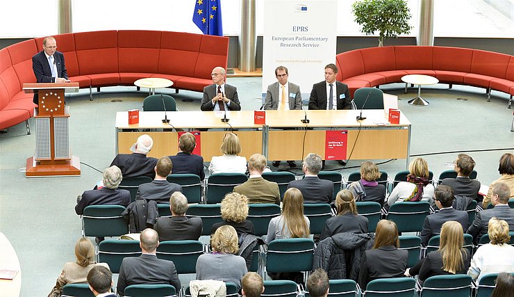 v.l. MEP Othmar Karas und die drei Tiroler-EU-Experten Fritz Staudigl, Christian Ranacher und Markus Frischhut bei der Buchpräsentation im Europäischen Parlament