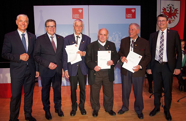 V. li. bei der Ehrung in Zirl Michael Kirchmair (BH von Innsbruck-Land), LH Günther Platter, Engelbert Mathoy (Krippenbauer und Ortschronist), Walter Ferdinand Gspan (Ehrenamtlicher in der Pfarre Zirl sowie im SeniorInnenheim), Hermann Seelos (Ehrenamtlicher im Kulturbereich und bei Traditionsveranstaltungen) und Thomas Öfner (Bgm von Zirl).