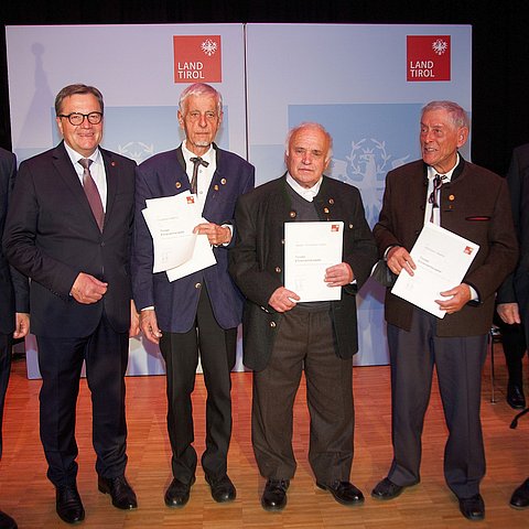 V. li. bei der Ehrung in Zirl Michael Kirchmair (BH von Innsbruck-Land), LH Günther Platter, Engelbert Mathoy (Krippenbauer und Ortschronist), Walter Ferdinand Gspan (Ehrenamtlicher in der Pfarre Zirl sowie im SeniorInnenheim), Hermann Seelos (Ehrenamtlicher im Kulturbereich und bei Traditionsveranstaltungen) und Thomas Öfner (Bgm von Zirl).