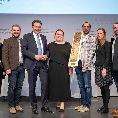 Gruppenfoto der Tiroler Preisträgerinnen und Preisträger mit Bundesminister Norbert Totschnig.