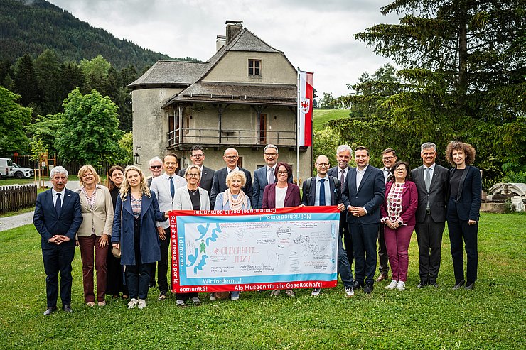 © Land Tirol/Fitsch Gruppenfoto mit Fahne