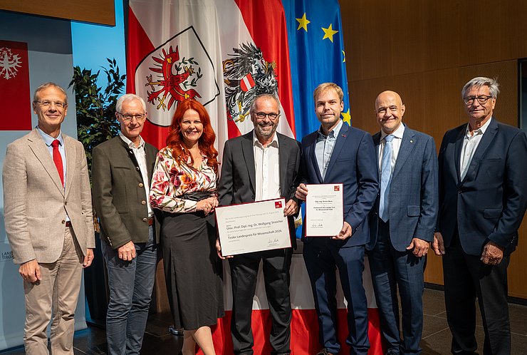 © Land Tirol/Neuner Gruppenfoto vor Fahnen.