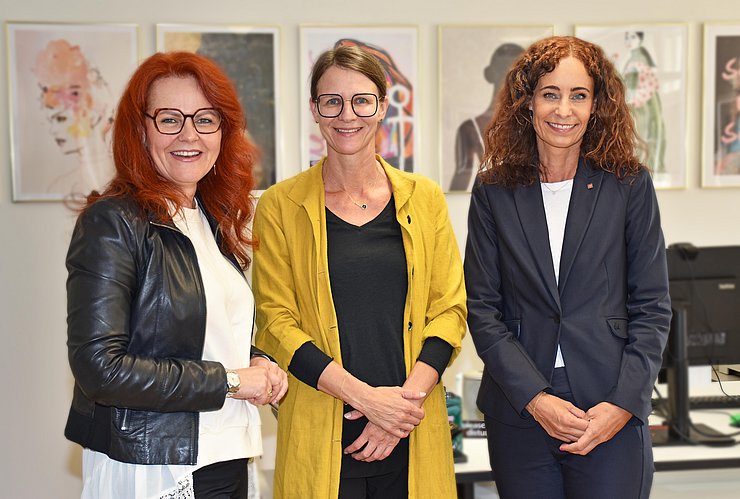 Gruppenfoto im Büro der LRin vor Schreibtisch und Bilderwand