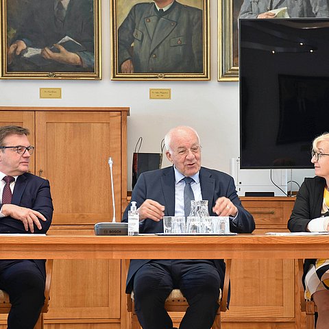 V. li. bei der Sitzung LH Günther Platter, Herwig van Staa (Vorsitzender Kuratorium Landesgedächtnisstiftung) und Kulturlandesrätin Beate Palfrader.