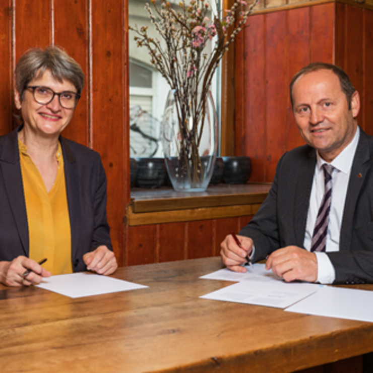 Rektorin Petra Winter und LHStv Josef Geisler unterzeichnen eine Kooperationsvereinbarung.