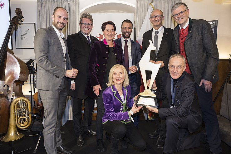 (v.li.): Staatssekretär Florian Tursky, Bildungsminister Martin Polaschek, Landtagspräsidentin Sonja Ledl-Rossmann, LHStv Georg Dornauer, LH Anton Mattle und Bürgermeister von Kitzbühel Klaus Winkler mit ÖSV-Präsidentin Roswitha Stadlober und KSC-Präsident Michael Huber. 