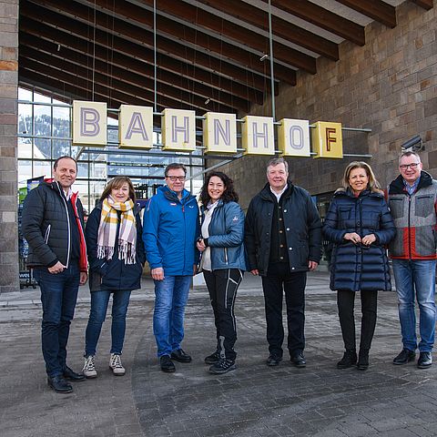 Die Tiroler Landesregierung reiste heute mit dem Zug nach Seefeld an und besuchte den neuen Bahnhof, in welchen knapp 23 Millionen Euro investiert wurden