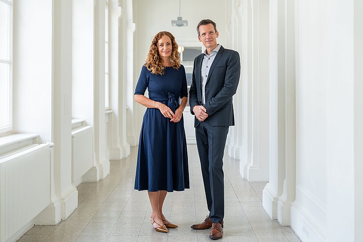 Personen stehen nebeneinander
