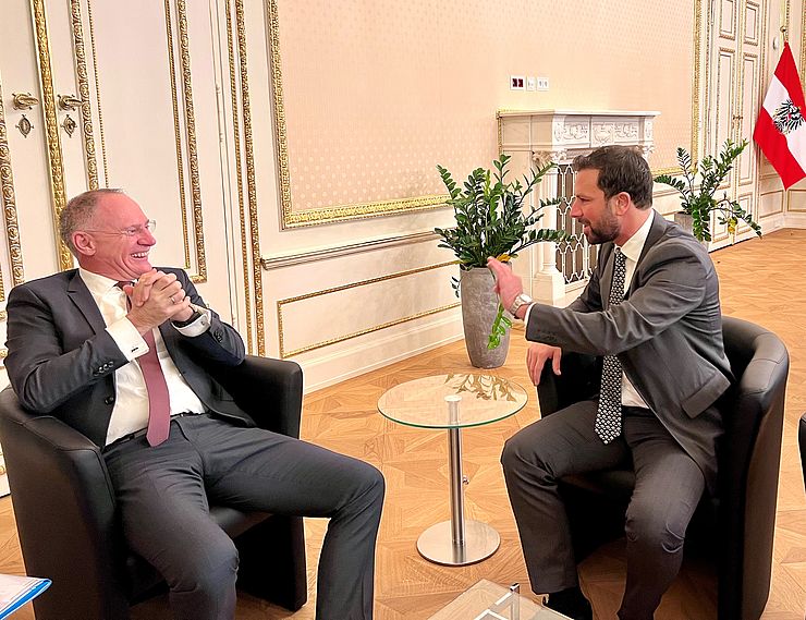 LHStv Georg Dornauer im Gespräch mit Innenminister Gerhard Karner.