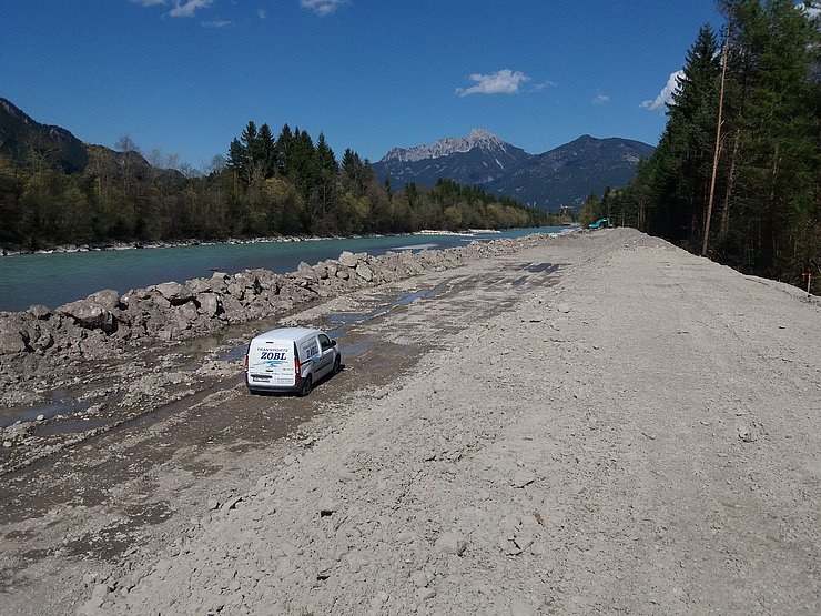 Der bestehende Fuß- und Radweg wird verlegt.