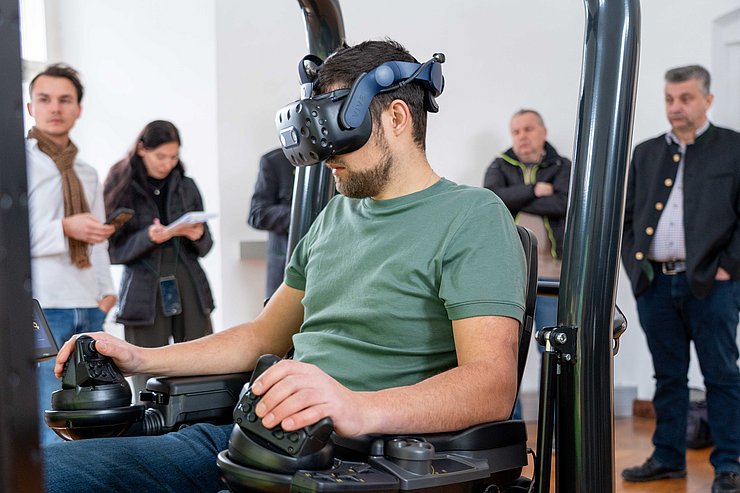 © Land Tirol/Hörmann Ein zentrales Ziel des neuen Simulators ist die Erhöhung der Sicherheit in der Ausbildung. Komplexe und potenziell gefährliche Arbeitssituationen können zunächst virtuell trainiert werden, bevor im realen Gelände gearbeitet wird.