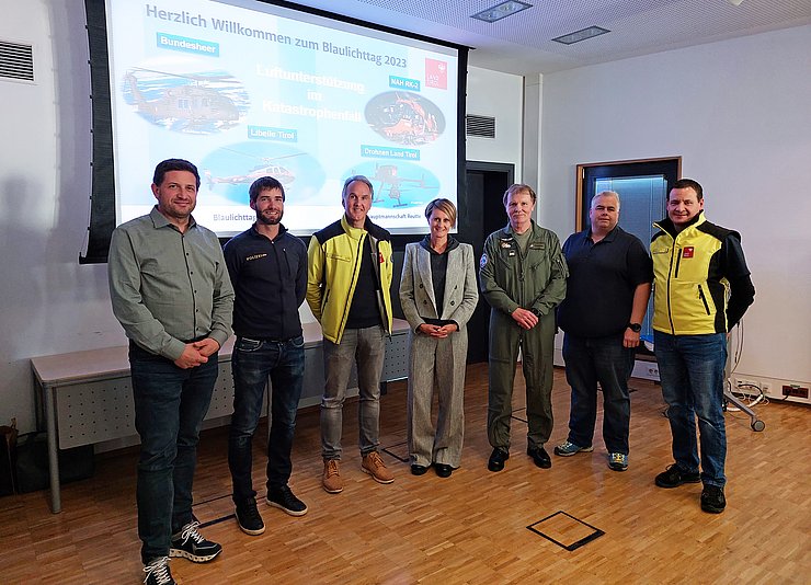 Gruppenfoto der Vortragenden im Sitzungssaal der Bezirkshauptmannschaft Reutte