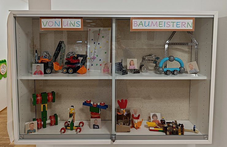 Regal mit Kunstwerken von Kindern