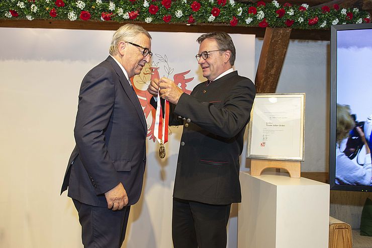 LH Günther Platter überreicht den Großen Tiroler Adler Orden an EU-Kommissionspräsident Jean-Claude Juncker.
