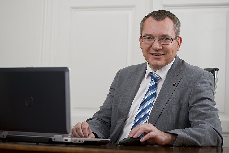 LR Johannes Tratter mit Laptop