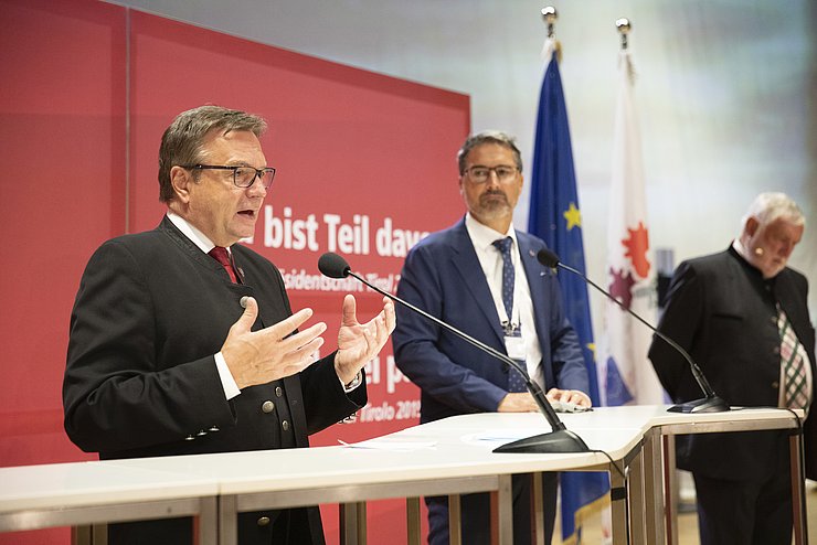 In seiner Rede nahm LH Günther Platter auch Bezug auf die aktuelle Situation: „Die Wochen der Ungewissheit bis zur Grenzöffnung am 15. Juni waren eine Herausforderung für die Europaregion. Die Europaregion Tirol-Südtirol-Trentino hat zusammengearbeitet: Vom Ankauf von Schutzausrüstung über die Verlegung von Initiativpatienten bis hin zum Einwirken auf die Bundespolitik um Familienbesuche vor der allgemeinen Öffnung zu ermöglichen. Es ist ein wichtiges Zeichen, dass der Tiroltag stattfindet und sich mit der Zukunft und Weiterentwicklung der Europaregion befasst.“