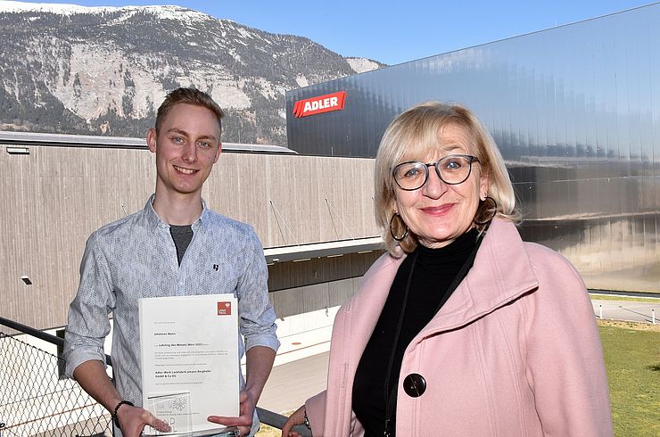 Arbeits- und Bildungslandesrätin Beate Palfrader gratuliert Johannes Mann zum "Lehrling des Monats März 2022".