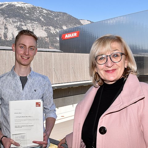 Arbeits- und Bildungslandesrätin Beate Palfrader gratuliert Johannes Mann zum "Lehrling des Monats März 2022".