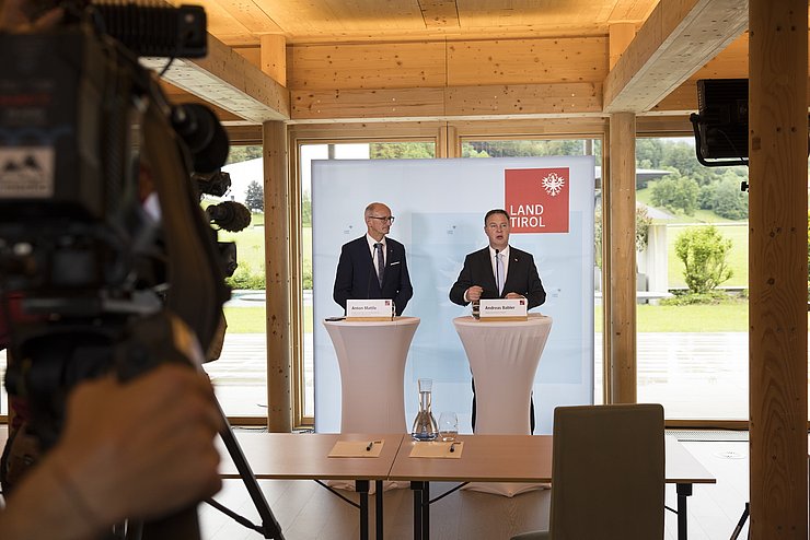 Mattle und Babler am Rednerpult