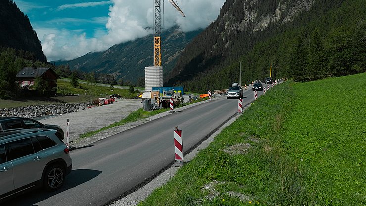 Ersatzstraße mit Fahrzeugen darauf
