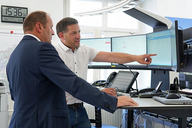 Geisler und Geiler in LWLZ vor Computer stehend