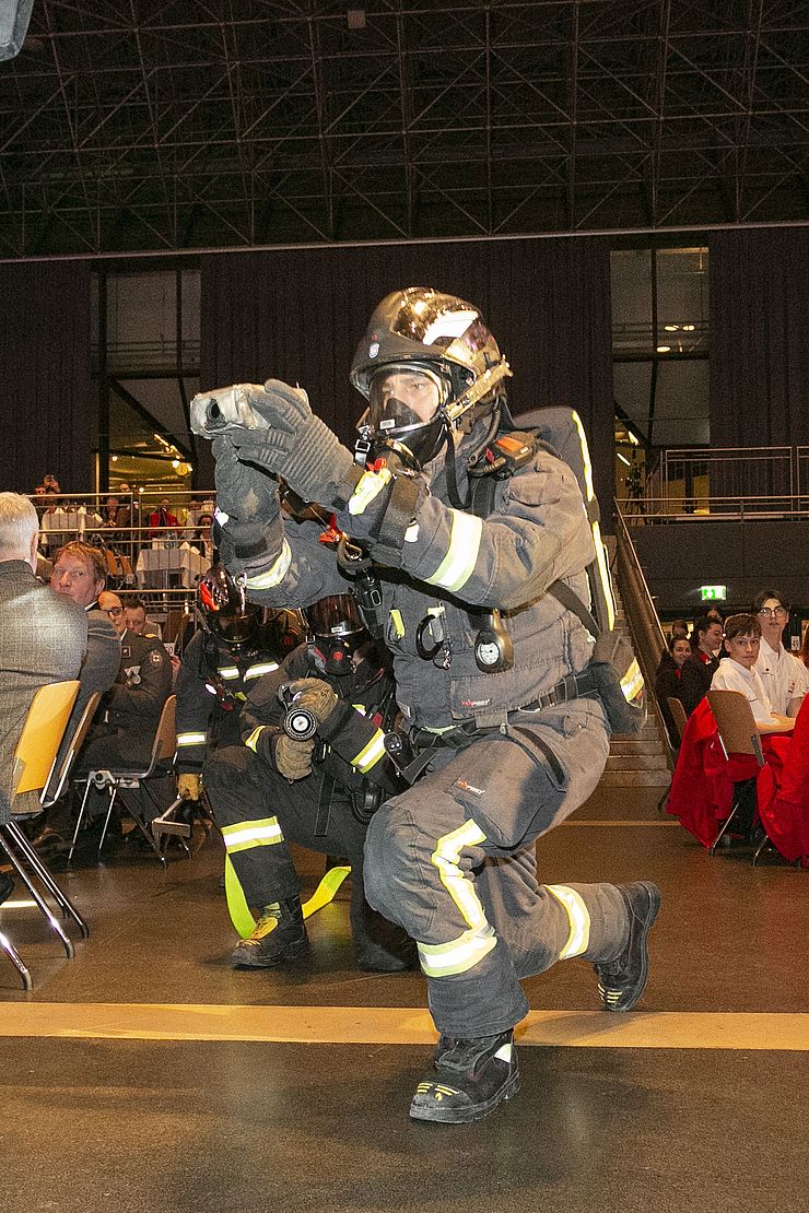 Mit dabei waren auch mit Schutzausrüstung und Atemschutzgeräten ausgerüstete Feuerwehrmänner.