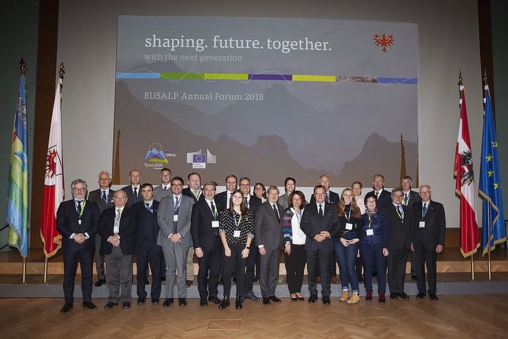 Die TeilnehmerInnen der EUSALP-Generalversammlung mit Mitgliedern des Jugendparlaments der Alpenkonvention.