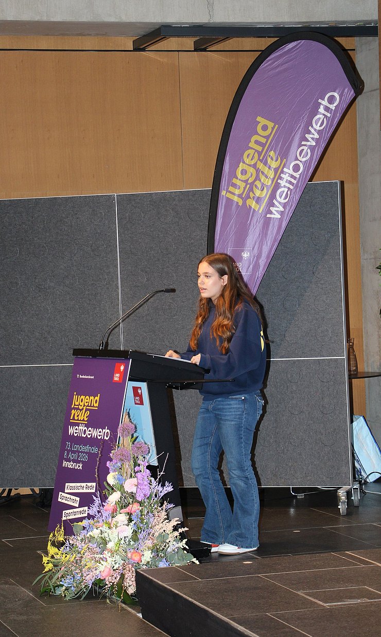 Jugendliche spricht in Mikrofon