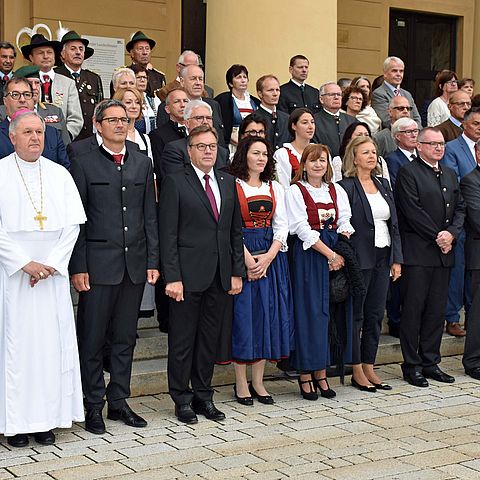 LH Platter und LH Kompatscher mit Mitgliedern der Tiroler und Südtiroler Landesregierungen und Abt Schreier