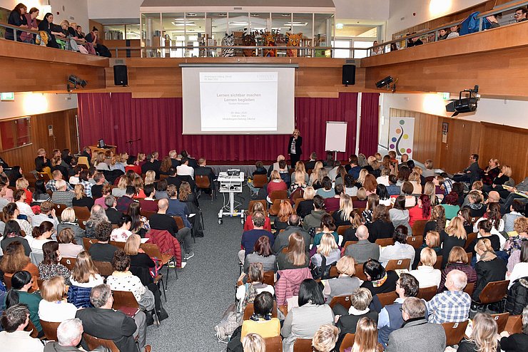 Landesrätin Palfrader hält ihre Rede vor rund 400 Lehrpersonen in einem großen Saal.