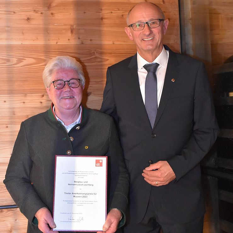 Landeshauptmann Anton Mattle überreicht den Anerkennungspreis an Anneliese Hechenberger, die das Bergbau- und Heimatmuseum Jochberg leitet.