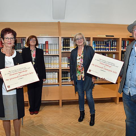 Von links Annemarie Regensburger, Laudatorin Irmgard Bibermann, LRin Beate Palfrader sowie Hubert Flattinger bei der Verleihung des Otto Grünmandl Literaturpreises 2020.