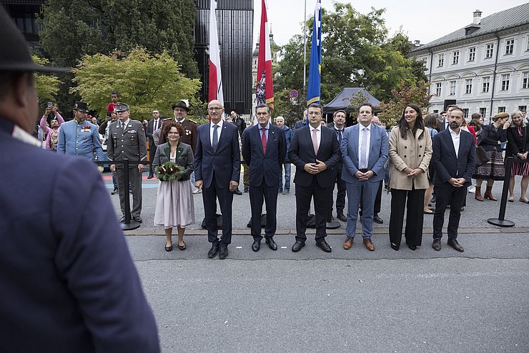 Landesüblicher Empfang vor der Hofburg in Innsbruck (v.li.): Staatssekretärin Elisabeth Zehetner, LH Anton Mattle, Bundesminister Peter Hanke, EU-Kommissar Apostolos Tzitzikostas, LR René Zumtobel, EU-Abgeordnete Sophia Kircher und Salzburgs Landeshauptfraustellvertreter Stefan Schnöll. 