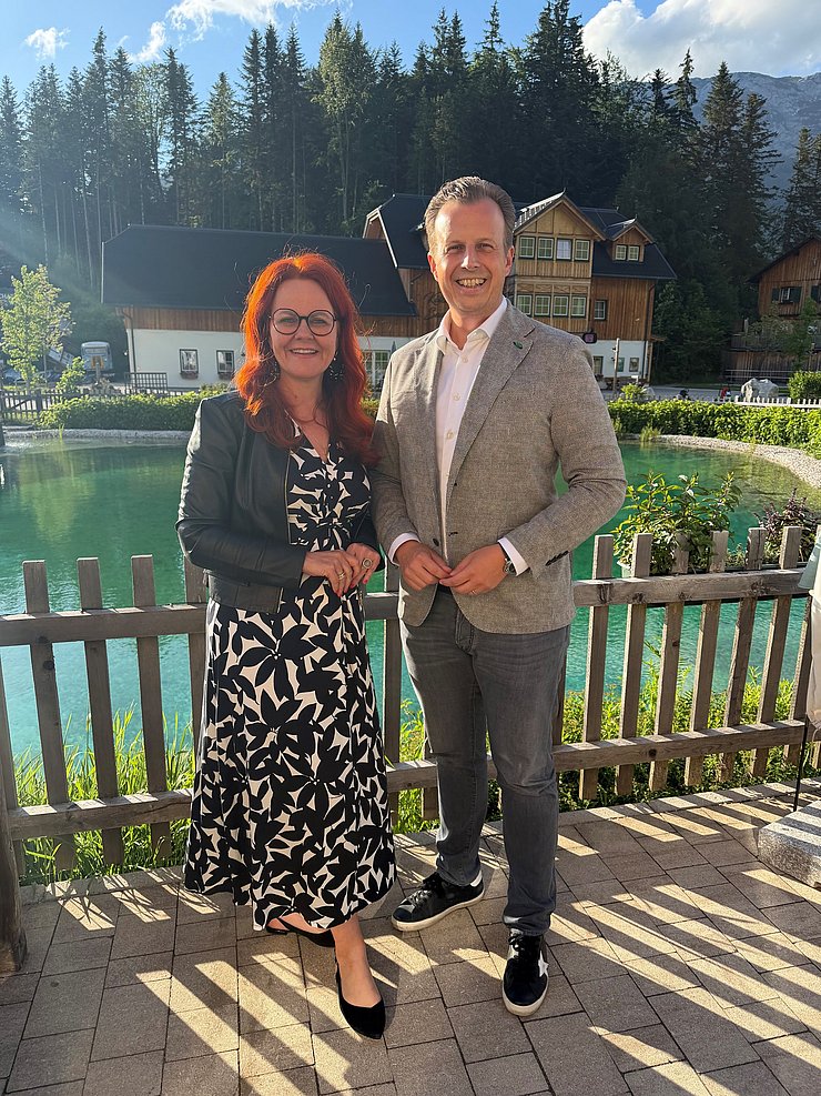 © Land Tirol Ein Mann und eine Frau stehen vor einem See.