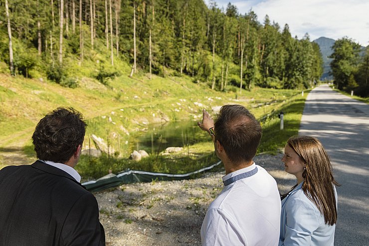 © Land Tirol Drei Personen stehen am Straßenrand