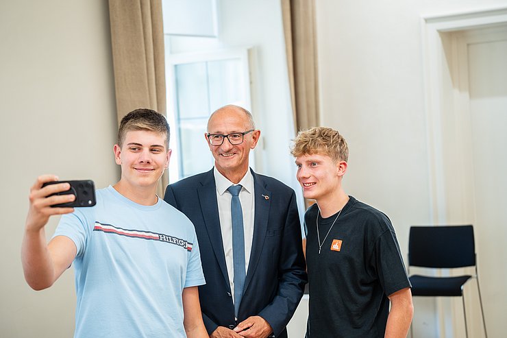 © Land Tirol/Fitsch Zwei Schüler machen ein Selfie mit dem Anton Mattle.