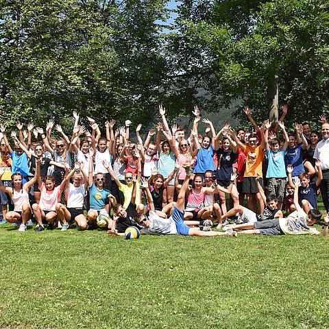 Jugendliche aus der Europaregion Tirol-Südtirol-Trentino mit Landeshauptmann-Stellvertreter Josef Geisler, Bürgermeister von Neustift Peter Schönherr und Amtsleiterin Jasmin Schwarz beim Euregio Sport Camp 2019 in Neustift.