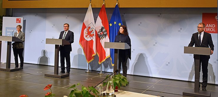 Pressekonferenz im Großen Saal im Innsbrucker Landhaus (von links): Alexandra Kofler (Ärztliche Direktorin Klinik Innsbruck), Landeshauptmann Günther Platter, Landeshauptmann-Stellvertreterin Ingrid Felipe und Ewald Wöll (Ärztlicher Direktor Krankenhaus Zams).
