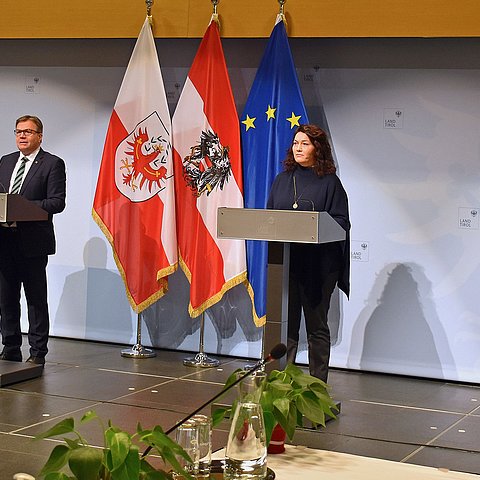 Pressekonferenz im Großen Saal im Innsbrucker Landhaus (von links): Alexandra Kofler (Ärztliche Direktorin Klinik Innsbruck), Landeshauptmann Günther Platter, Landeshauptmann-Stellvertreterin Ingrid Felipe und Ewald Wöll (Ärztlicher Direktor Krankenhaus Zams).