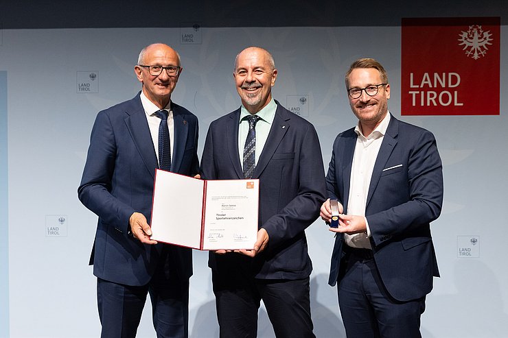 Verleihung Tiroler Sportehrenzeichen 2026, v. l. n. r. LH Anton Mattle, Martin Seelos, 1. LHStv. Philip Wohlgemuth